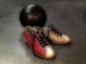 BOWLING SHOES & BALL